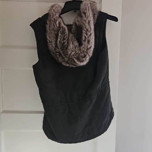 Women's Green Quilted Vest with Faux Fur Trim - Picture 2 of 6